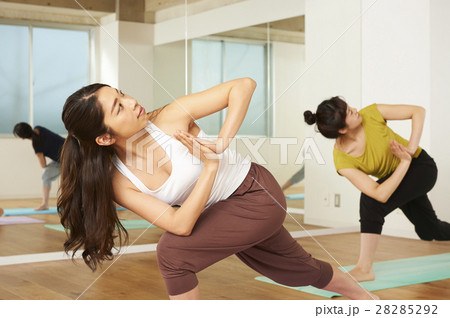ヨガ 28285292