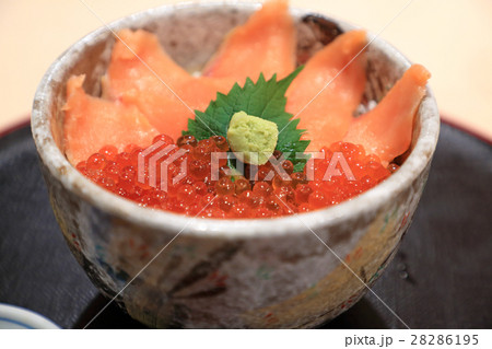 おいしい鮭いくら丼 28286195
