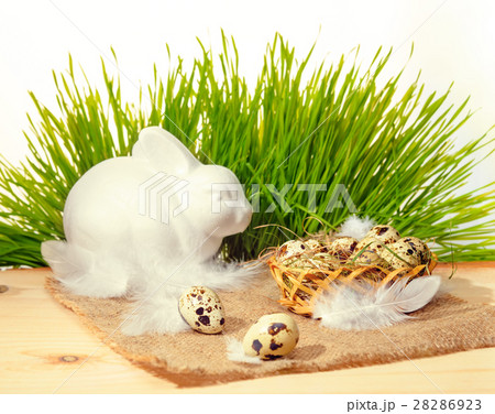 quail eggs with straw and feathers in basket, quail eggs with straw and feathers in basket, 28286923