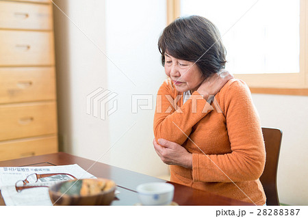 肩こりに悩むシニア女性 28288387