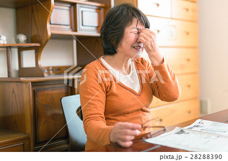 眼精疲労に悩むシニア女性 眼精疲労に悩むシニア女性 28288390