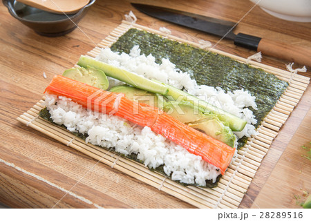 cooking roll sushi 28289516