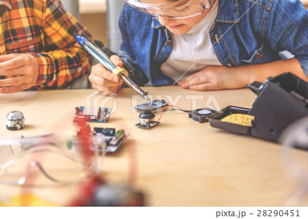Working atmosphere among young inventors Working atmosphere among young inventors 28290451