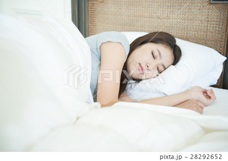 すやすや眠る女性の写真素材