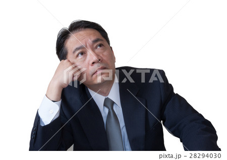 真剣に考える中年のサラリーマン 28294030