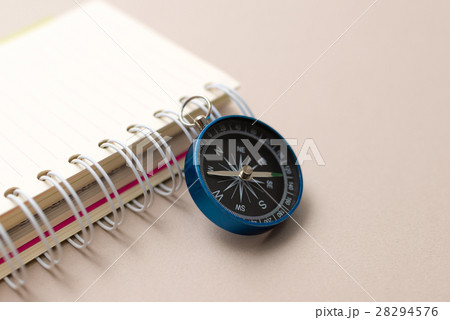 コンパスと家とノート 28294576
