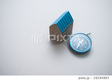 方位磁針と家 28294865