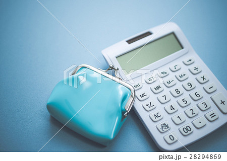 財布と電卓 28294869