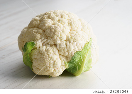 fresh cauliflower 28295043