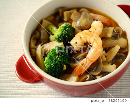 エビとキノコのアヒージョ　単品　（横位置ハイアングル） 28295199