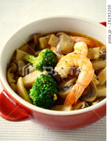 エビとキノコのアヒージョ　単品　（ハイアングル） 28295200