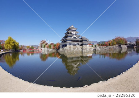 信州 松本の秋 紅葉に彩られる国宝松本城 天守と内堀 超広角 松本観光の中心 信州 松本の秋 紅葉に彩られる国宝松本城 天守と内堀 超広角 松本観光の中心 28295320