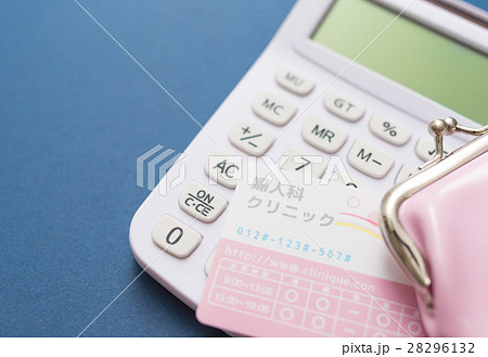 電卓とカードと財布 電卓とカードと財布 28296132