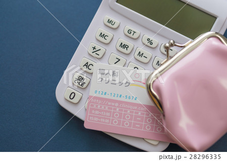 電卓とカードと財布 電卓とカードと財布 28296335