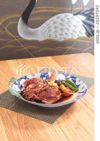 braised seabream braised seabream 28297045