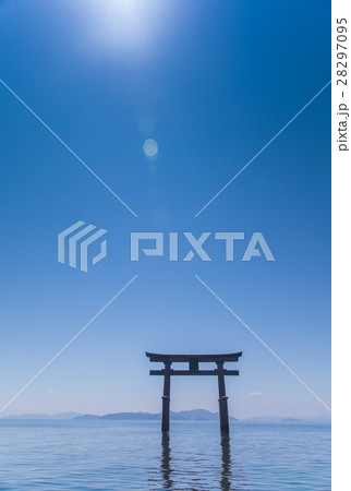 沖島を背景に白鬚神社の湖中大鳥居と太陽を見る 沖島を背景に白鬚神社の湖中大鳥居と太陽を見る 28297095