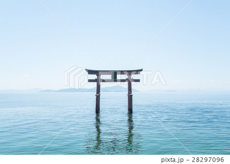 沖島を背景白鬚神社の湖中大鳥居を見る 28297096