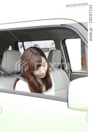 レンタカーに乗り込む若い女性 レンタカーに乗り込む若い女性 28297232