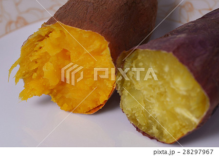 焼き芋イメージ　左：安納芋、右：紅はるか 28297967