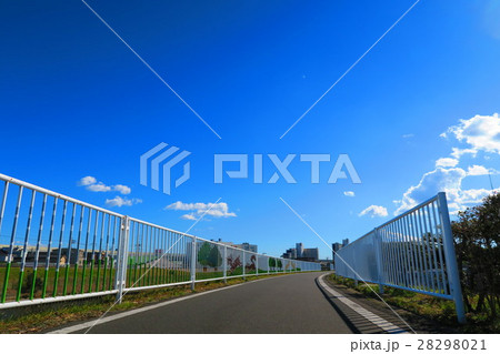 埼玉県川口市の芝川サイクリングロードの冬景色の写真素材