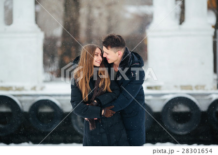 guy hugging his girlfriend from behind 28301654