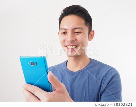 青いスマホを持つ若い男性 28302821