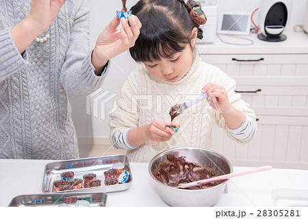 親子でチョコを作る 28305281