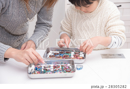 親子でチョコを作る 28305282