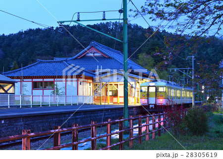 夕暮れの弥彦駅にて 28305619