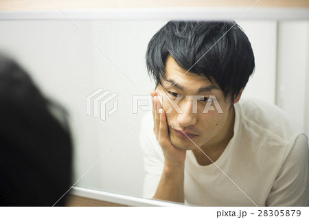 洗顔後スキンケアをする男性 28305879