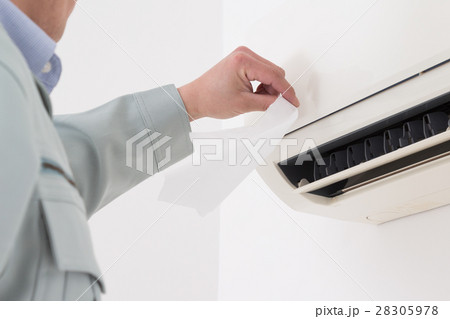 エアコンとビジネスマン　 28305978