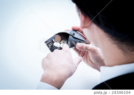 お金を数える男性 お金を数える男性 28306104