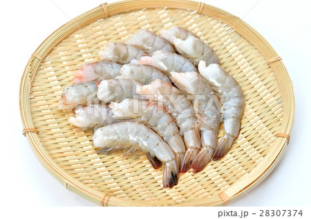 注意）背景とパックに小ゴミ小キズが残る場合があります。生の海老（バナメイエビ）食材。 28307374