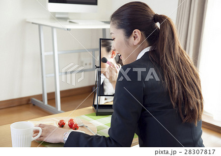 ライフスタイル OLの忙しい朝 ライフスタイル OLの忙しい朝 28307817
