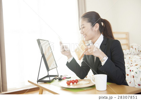 ライフスタイル OLの忙しい朝 ライフスタイル OLの忙しい朝 28307851