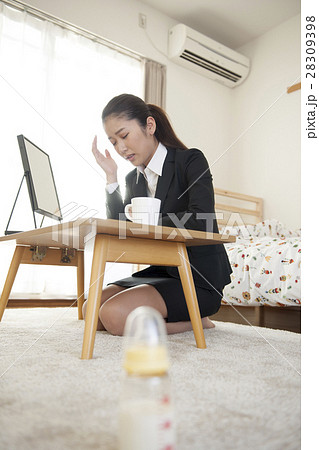 ライフスタイル 子育て OLの忙しい朝 ライフスタイル 子育て OLの忙しい朝 28309398