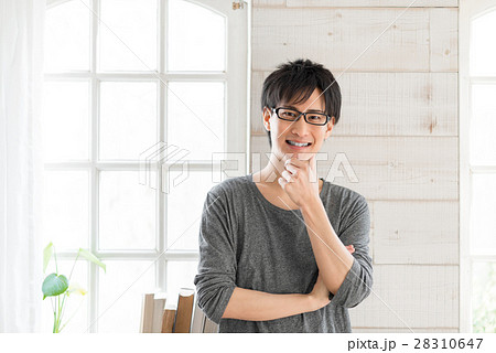 男性 ライフスタイル 眼鏡の写真素材