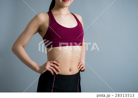 スポーツウェアの若い20代女性の腹筋 28313513