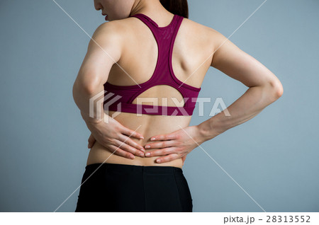 腰痛の若い20代女性 28313552