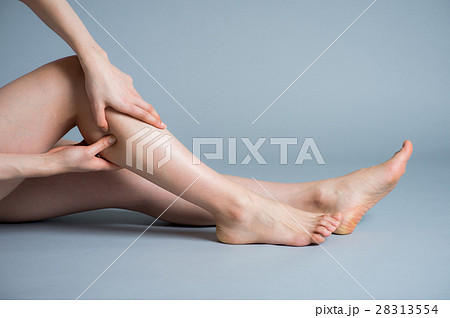 フットケアをする若い20代女性 28313554