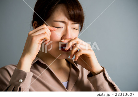 花粉症が辛い若い20代女性 28313607