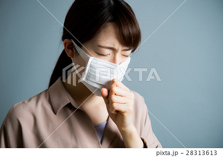 マスクをする若い20代女性 28313613