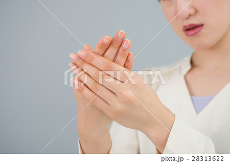 ハンドクリームを塗る若い20代女性 ハンドクリームを塗る若い20代女性 28313622