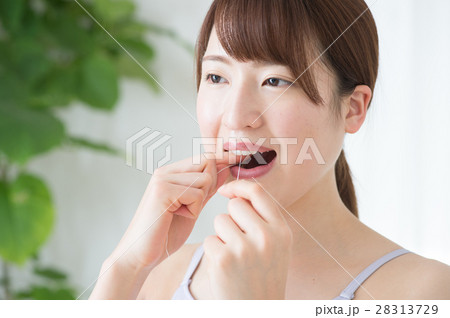 デンタルフロスを使う20代女性 デンタルフロスを使う20代女性 28313729