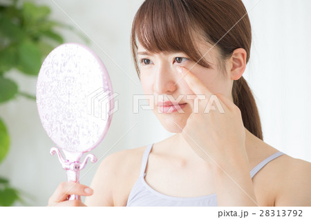 目を気にする若い20代女性 28313792