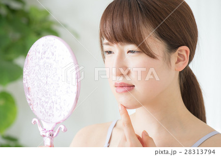 肌トラブルが気になる若い20代女性 28313794