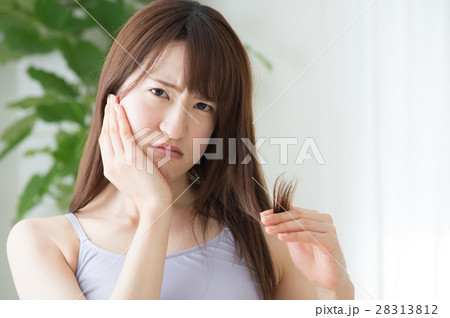 毛先ダメージを気にする若い20代女性 28313812