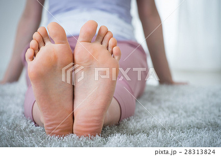 若い代女性の足の裏の写真素材 2134