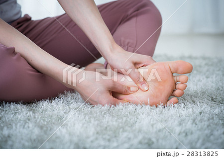 足つぼマッサージをする若い女性 28313825