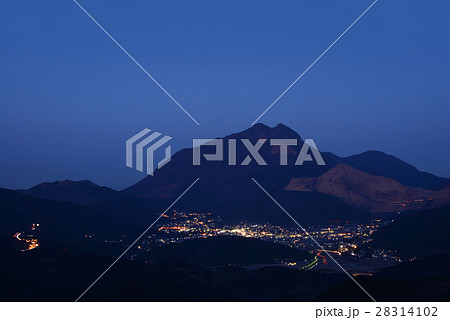 夕暮れの由布岳 28314102